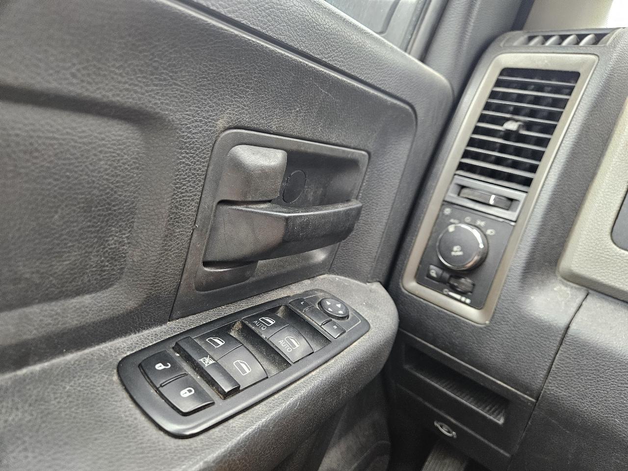 RAM 1500 4WD Crew Cab 140.5" Express 2012