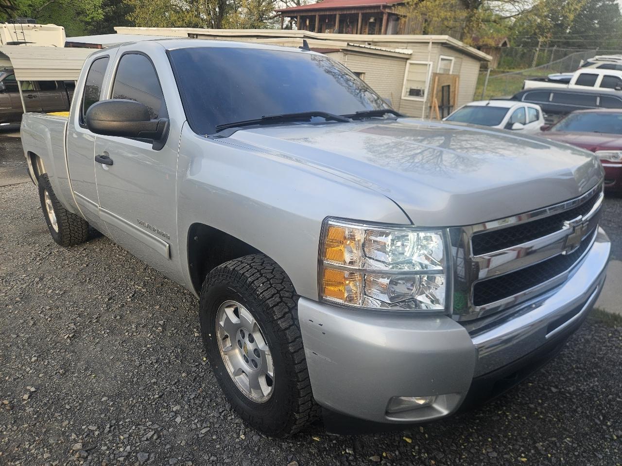 Chevrolet Silverado 1500 4WD Ext Cab 143.5" LT 2011