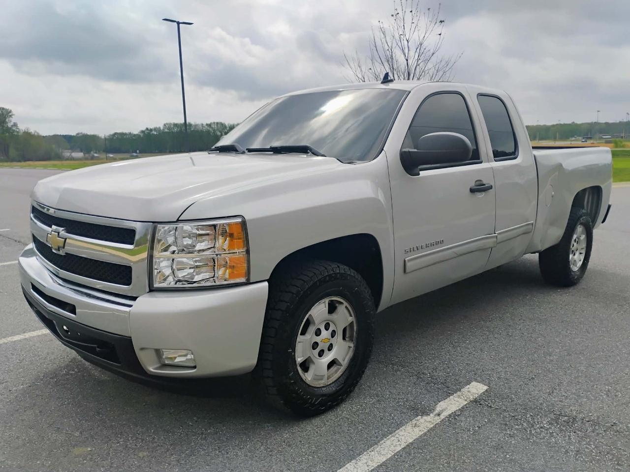 Chevrolet Silverado 1500 4WD Ext Cab 143.5" LT 2011