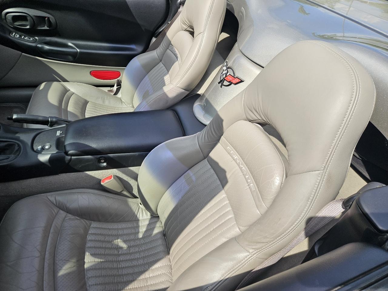 Chevrolet Corvette 2dr Convertible 2001