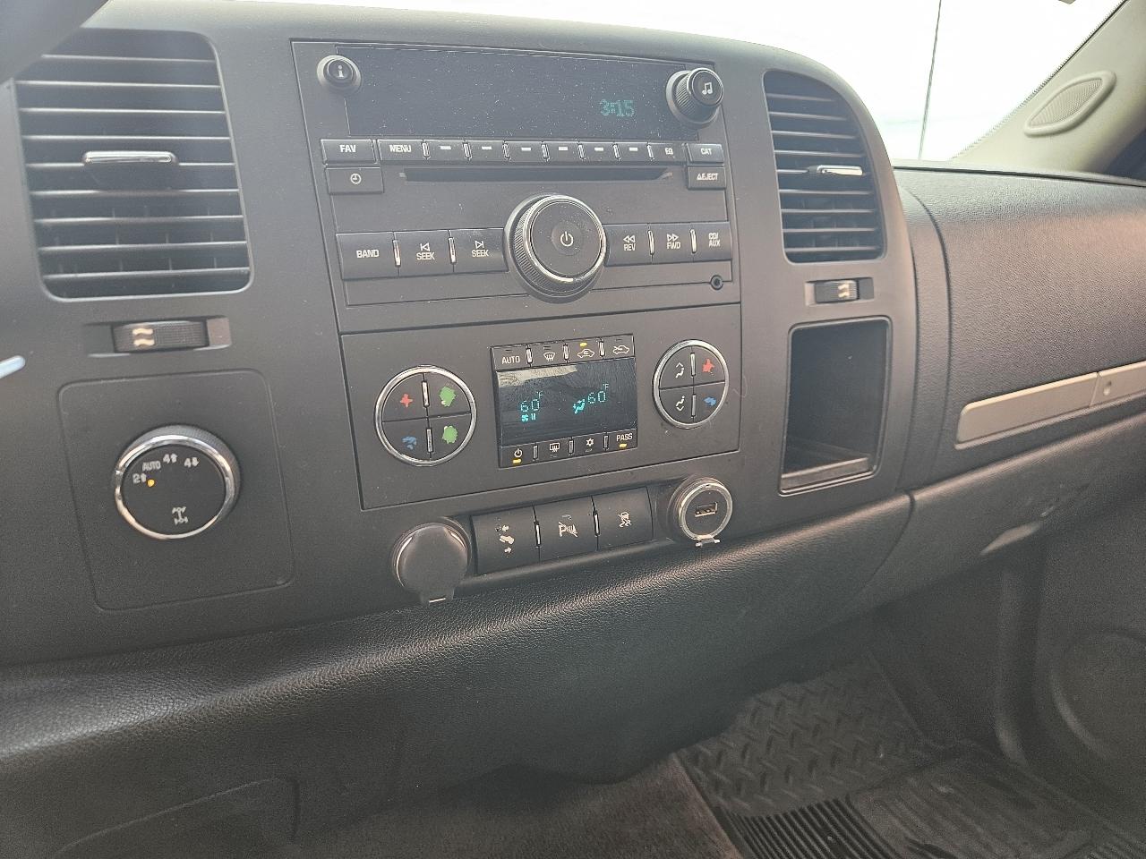 Chevrolet Silverado 1500 4WD Crew Cab 143.5" LT 2011