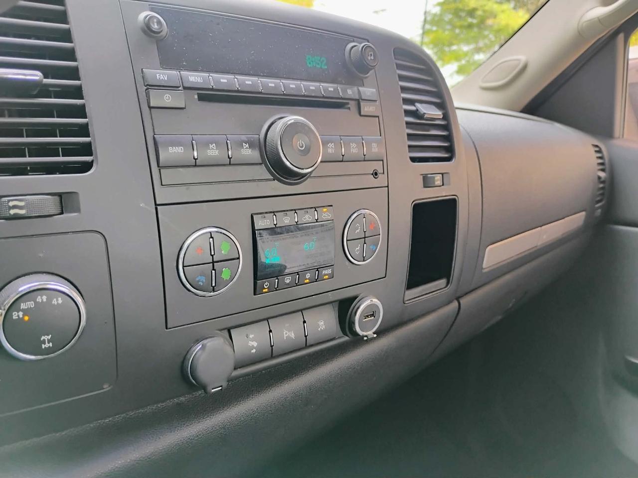 Chevrolet Silverado 1500 4WD Crew Cab 143.5" LT 2011