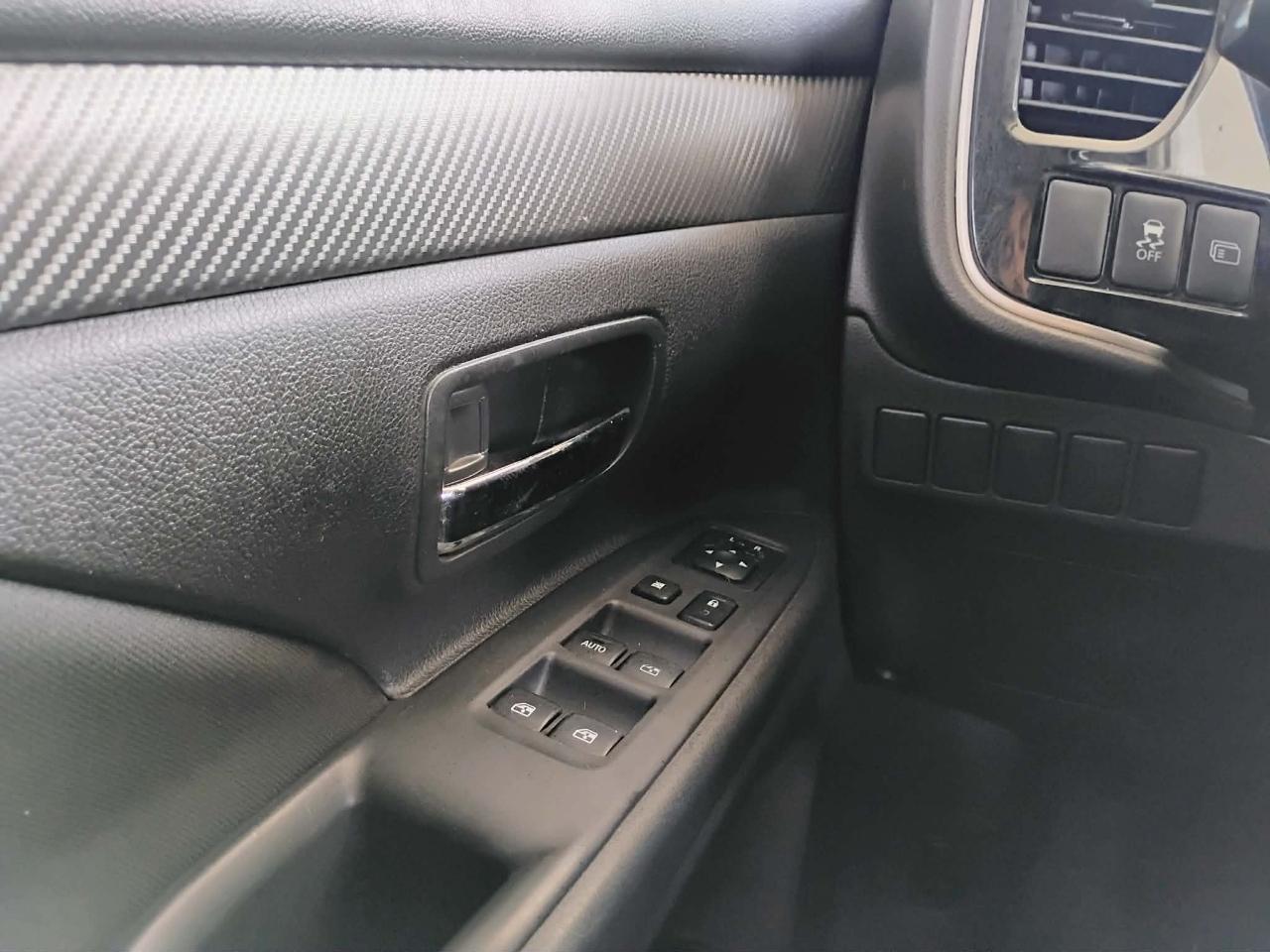 Mitsubishi Outlander 2WD 4dr SEL 2016
