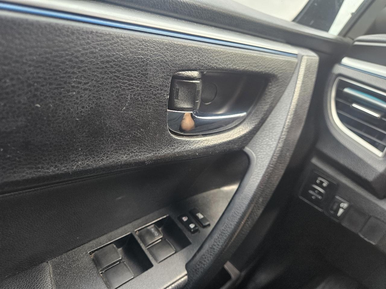 Toyota Corolla 4dr Sdn CVT LE Premium (Natl) 2015