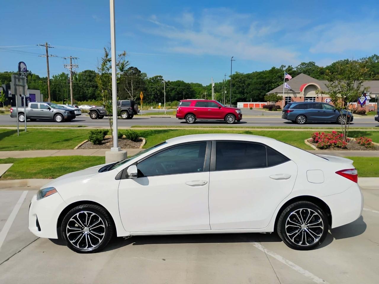 Toyota Corolla 4dr Sdn CVT LE Premium (Natl) 2015
