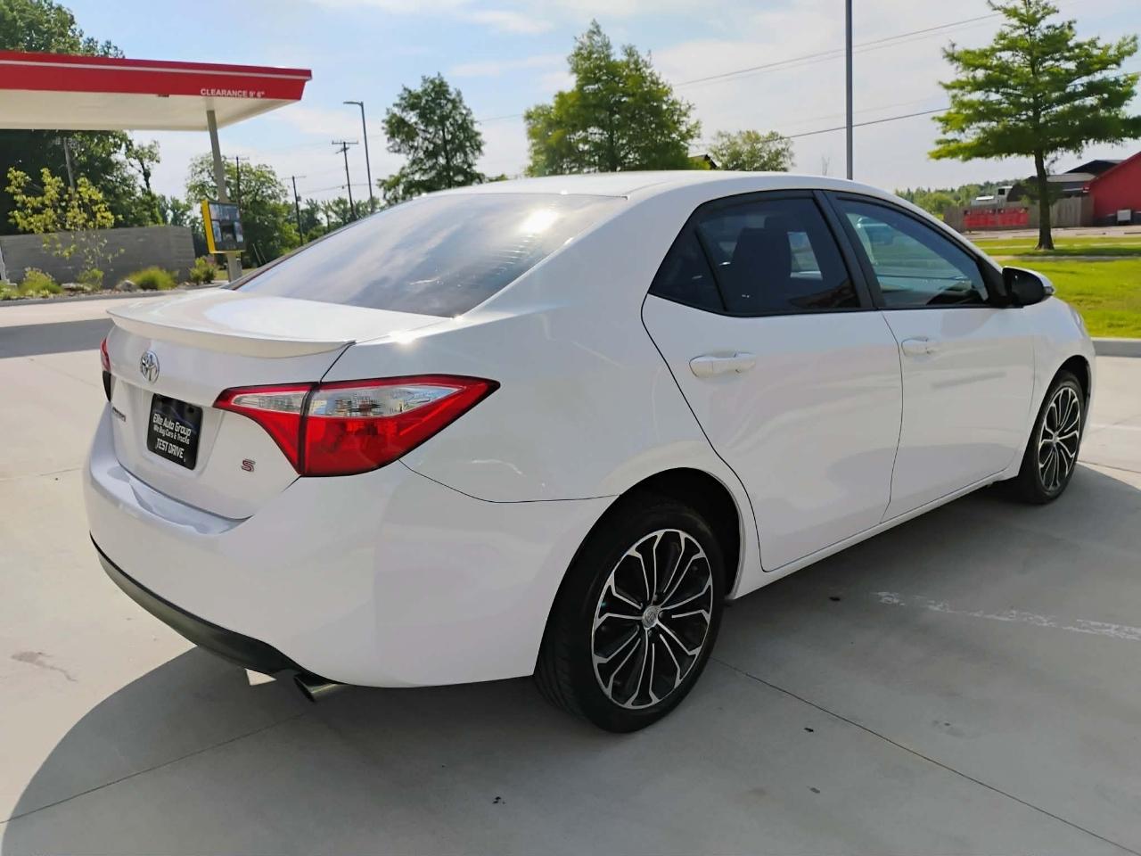 Toyota Corolla 4dr Sdn CVT LE Premium (Natl) 2015