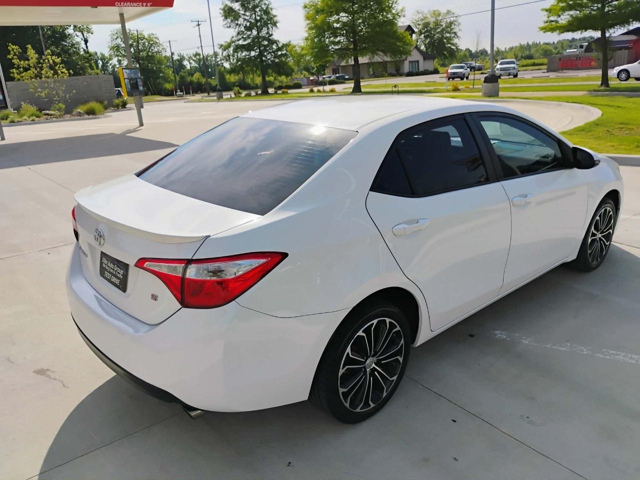 Toyota Corolla 4dr Sdn CVT LE Premium (Natl) 2015