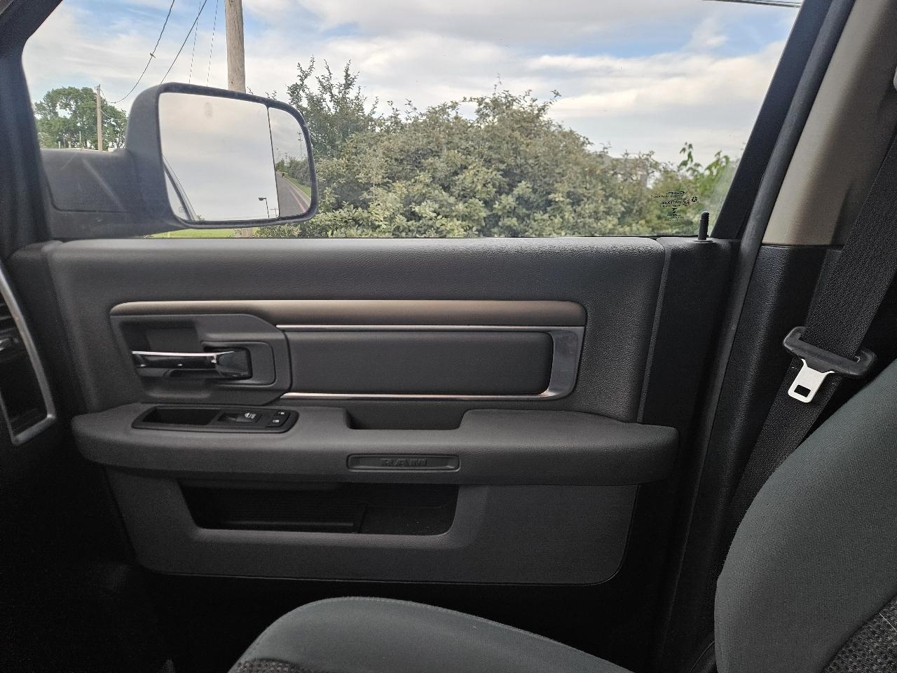 RAM 1500 Big Horn 4x4 Crew Cab 5'7" Box 2017