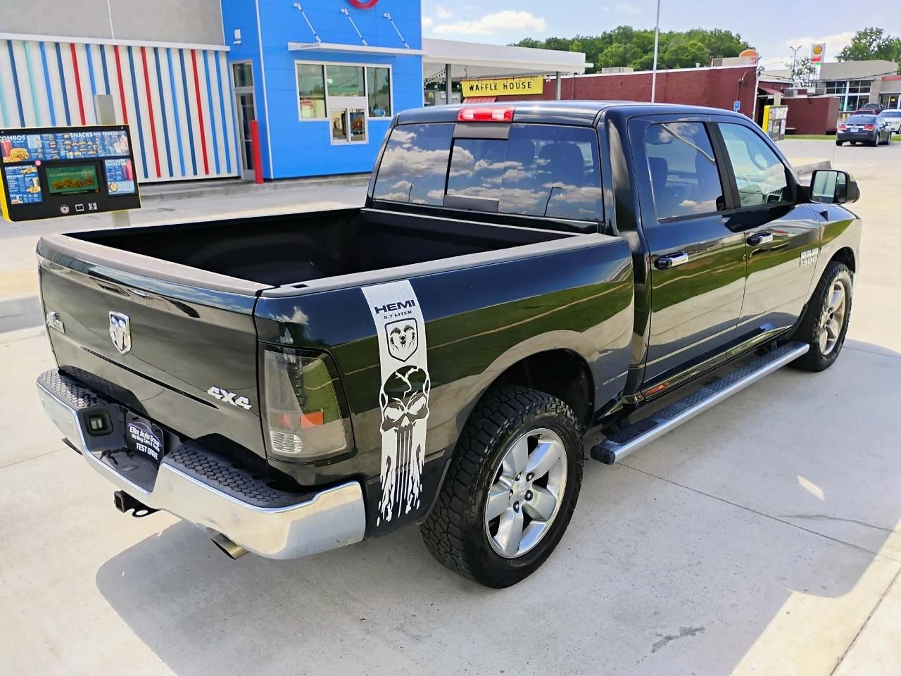 RAM 1500 Big Horn 4x4 Crew Cab 5'7" Box 2017