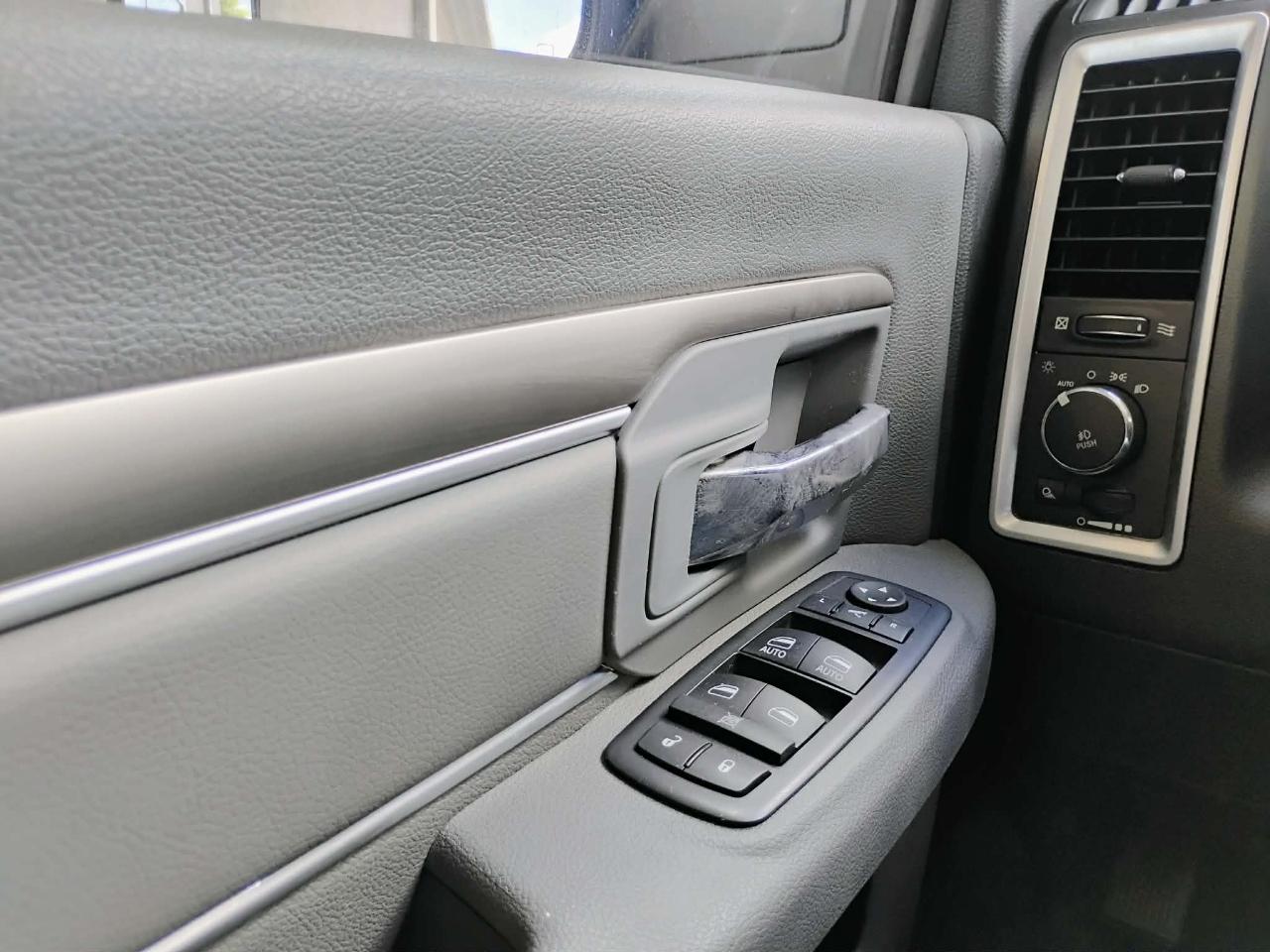 RAM 1500 Big Horn 4x4 Crew Cab 5'7" Box 2017
