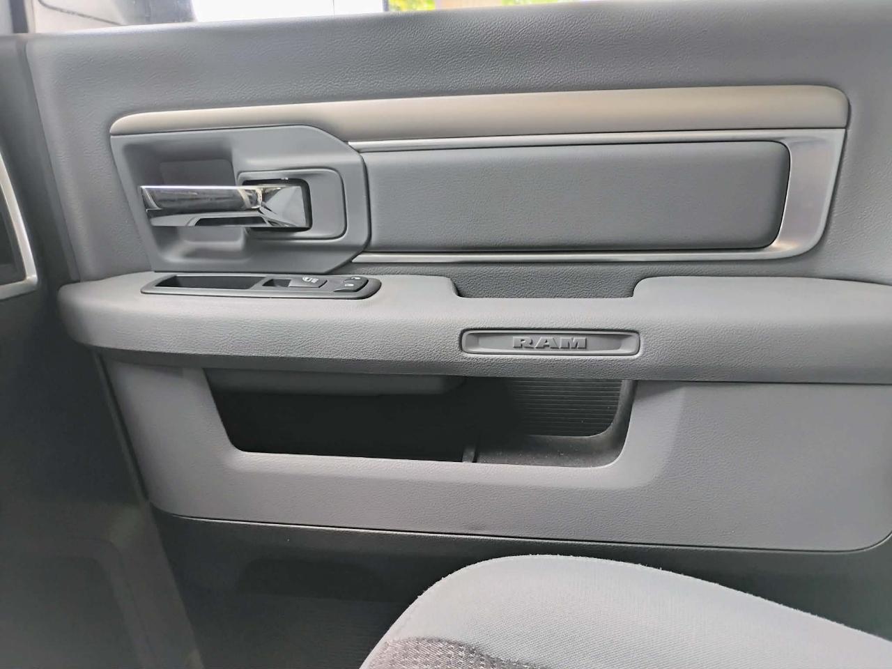 RAM 1500 Big Horn 4x4 Crew Cab 5'7" Box 2017