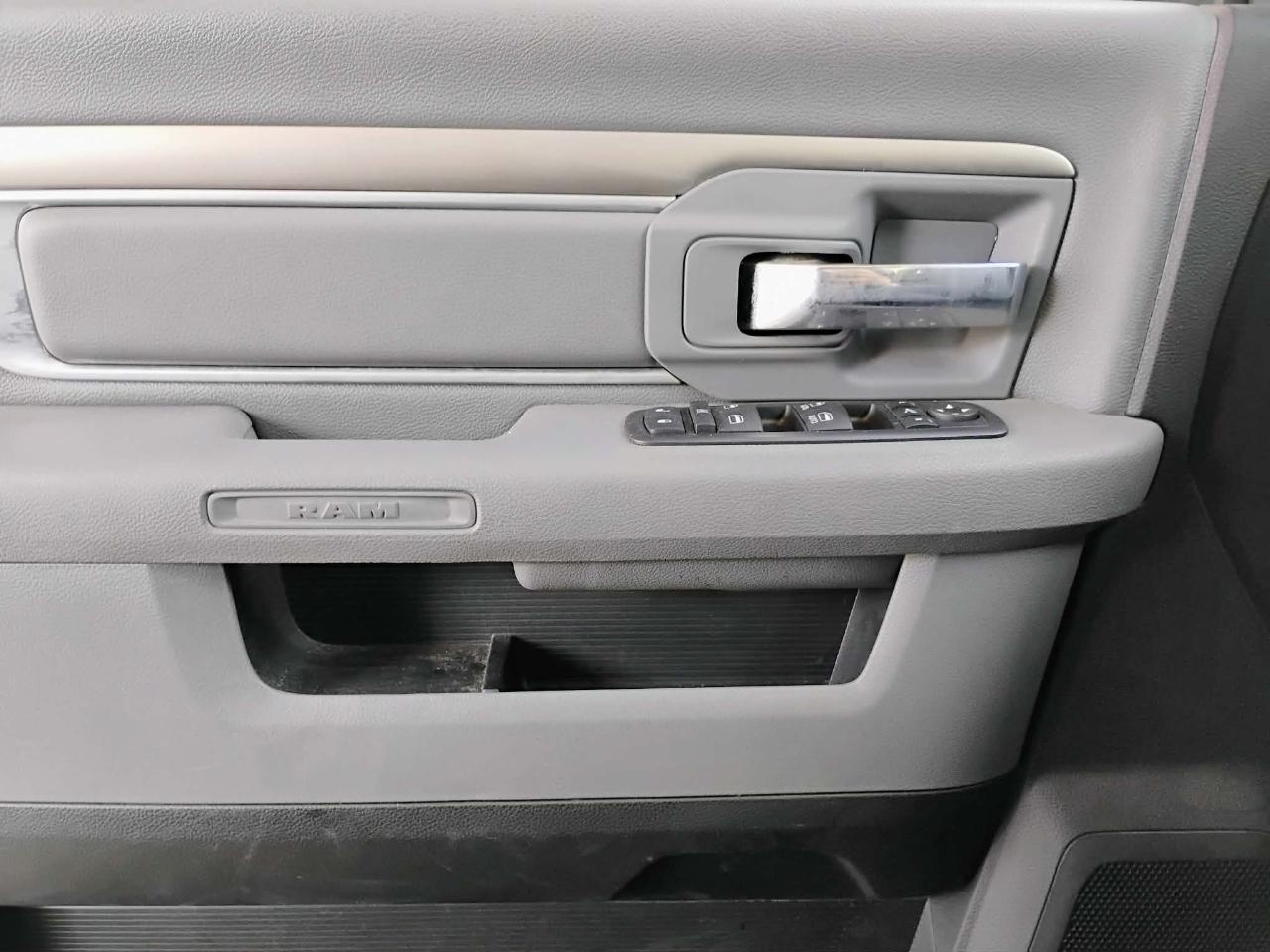 RAM 1500 Big Horn 4x4 Crew Cab 5'7" Box 2017