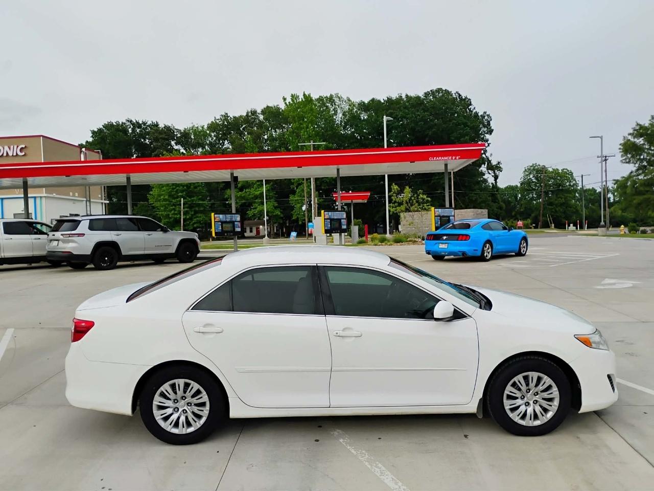 Toyota Camry 4dr Sdn I4 Auto XLE (Natl) 2013