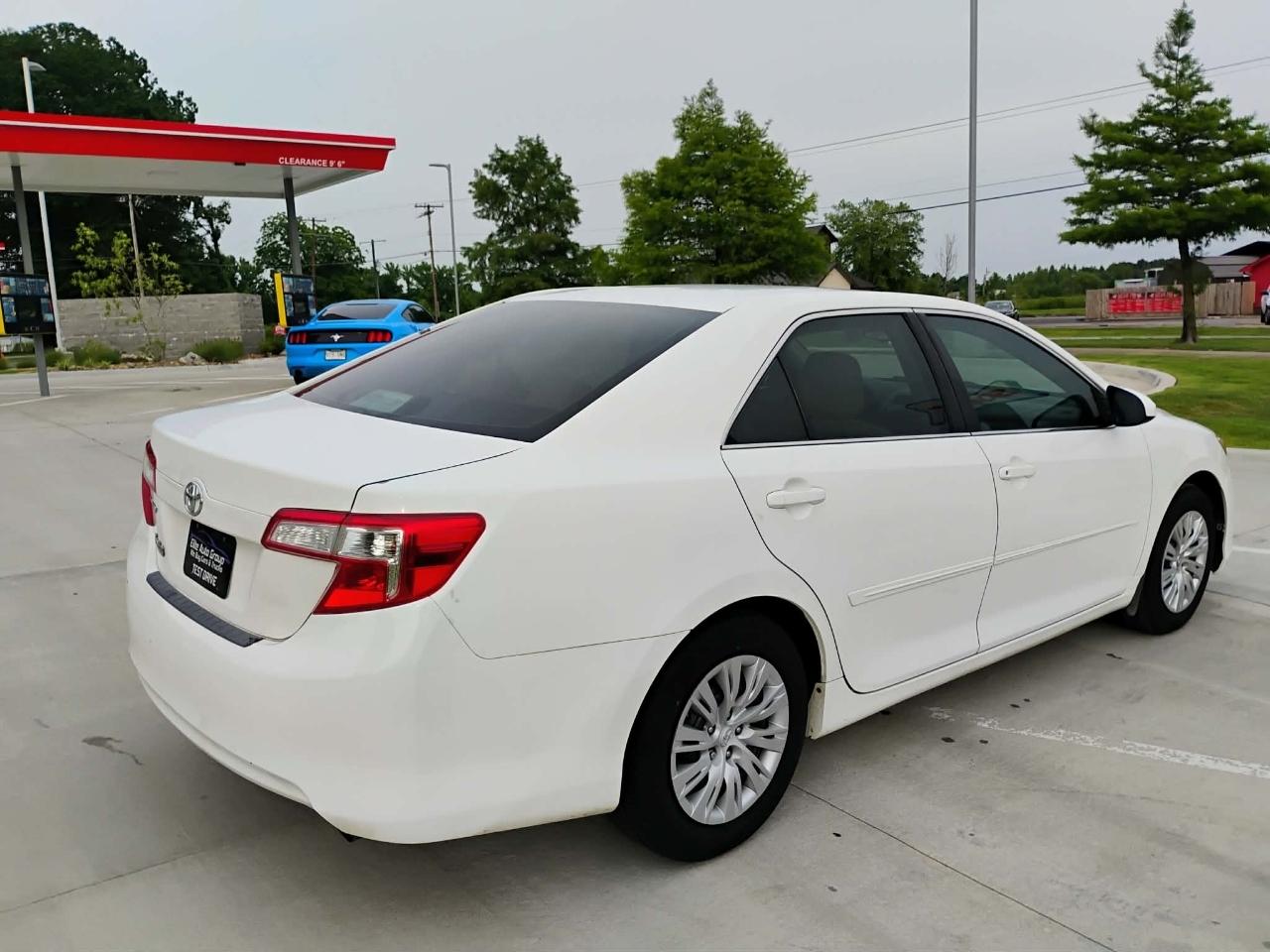 Toyota Camry 4dr Sdn I4 Auto XLE (Natl) 2013