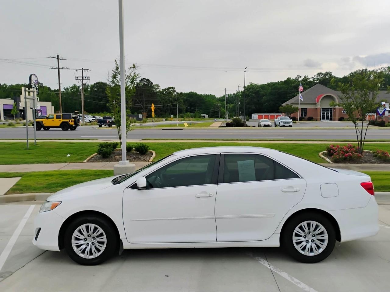 Toyota Camry 4dr Sdn I4 Auto XLE (Natl) 2013