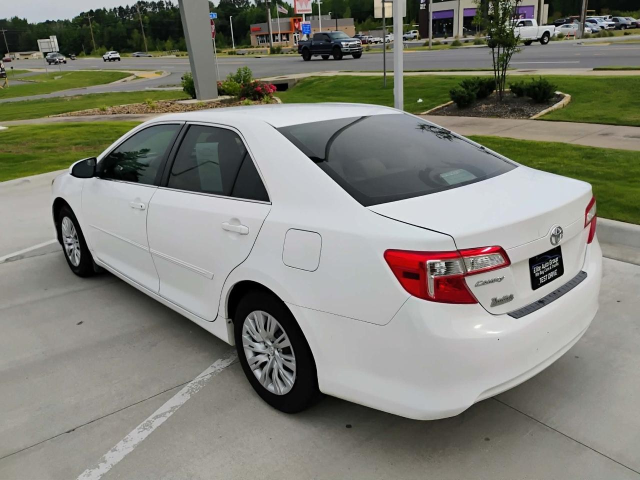 Toyota Camry 4dr Sdn I4 Auto XLE (Natl) 2013