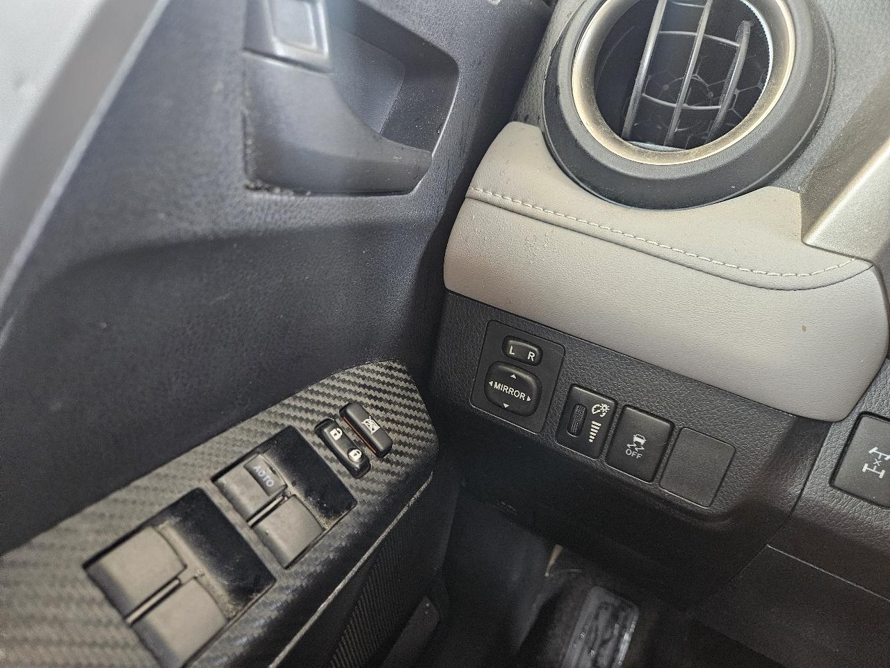 Toyota RAV4 AWD 4dr XLE (Natl) 2013