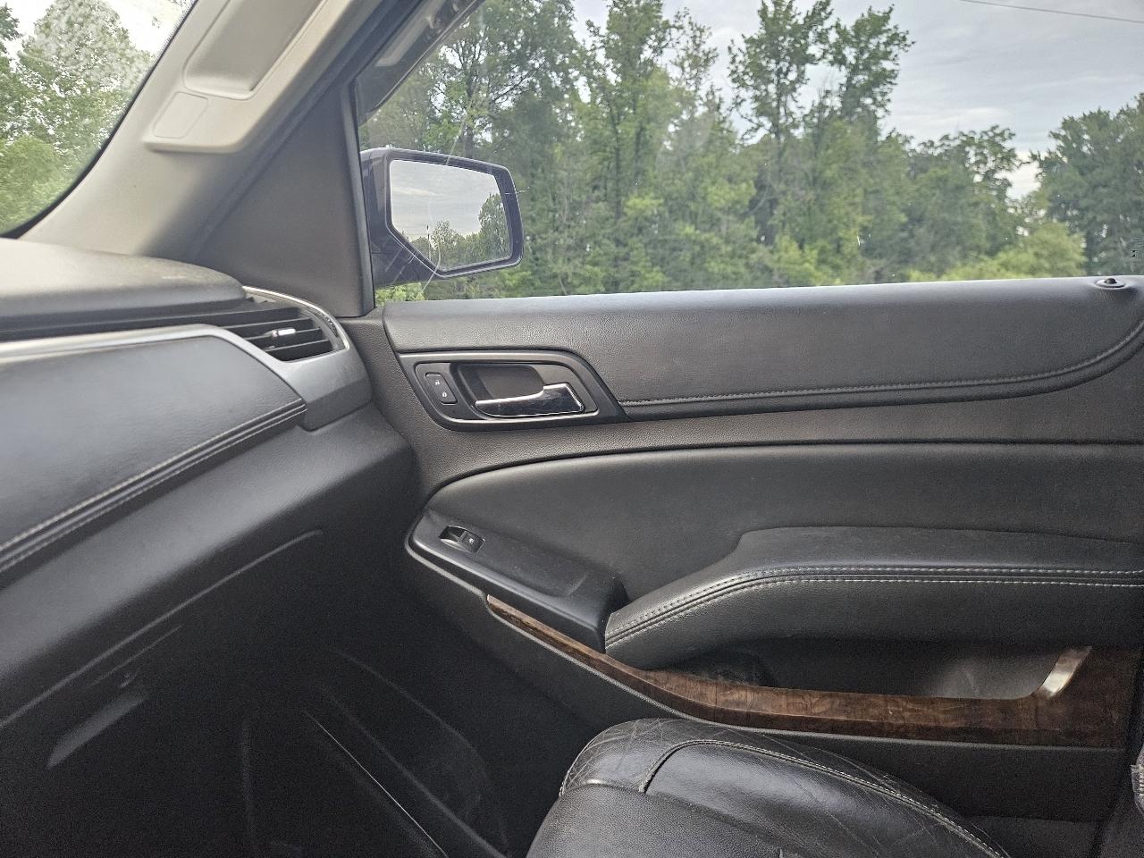 Chevrolet Suburban 4WD 4dr 1500 LT 2017