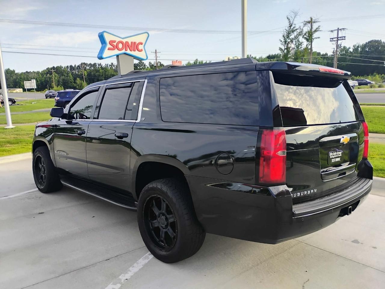 Chevrolet Suburban 4WD 4dr 1500 LT 2017