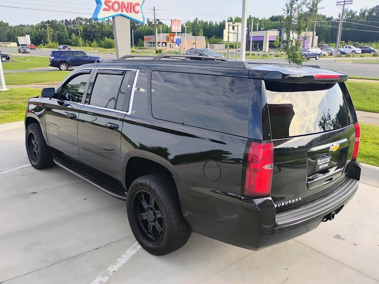 Chevrolet Suburban 4WD 4dr 1500 LT 2017