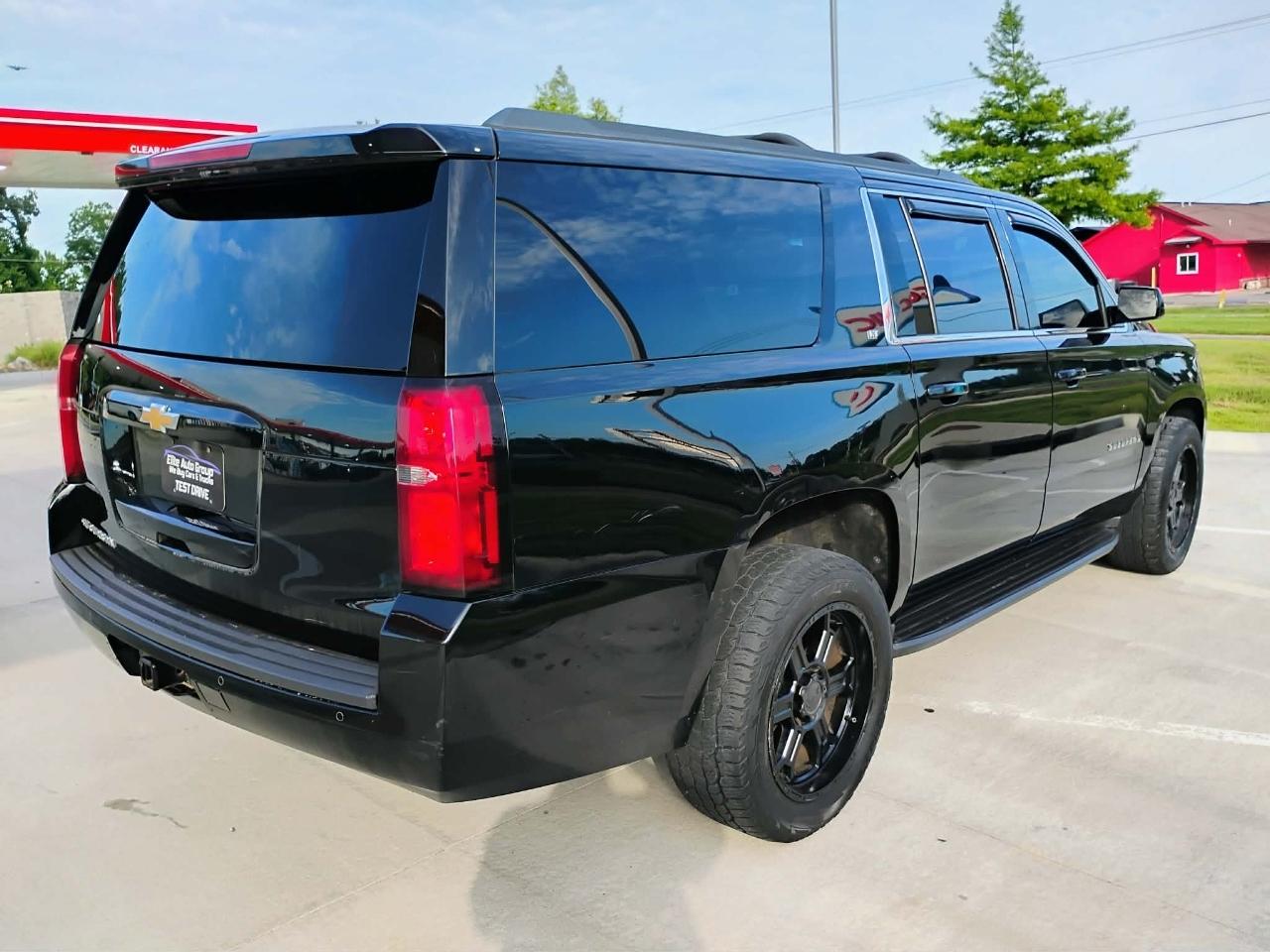 Chevrolet Suburban 4WD 4dr 1500 LT 2017