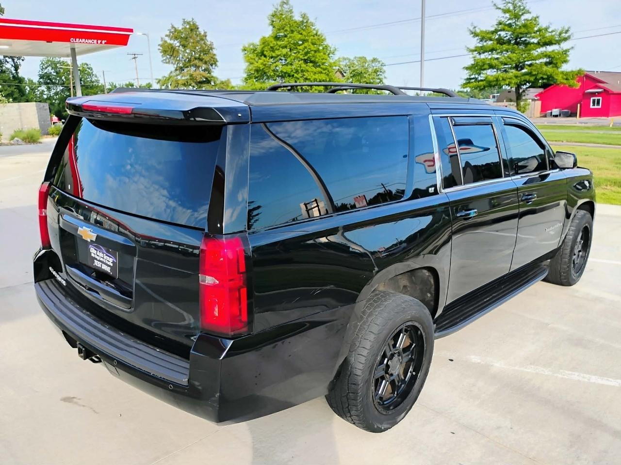 Chevrolet Suburban 4WD 4dr 1500 LT 2017
