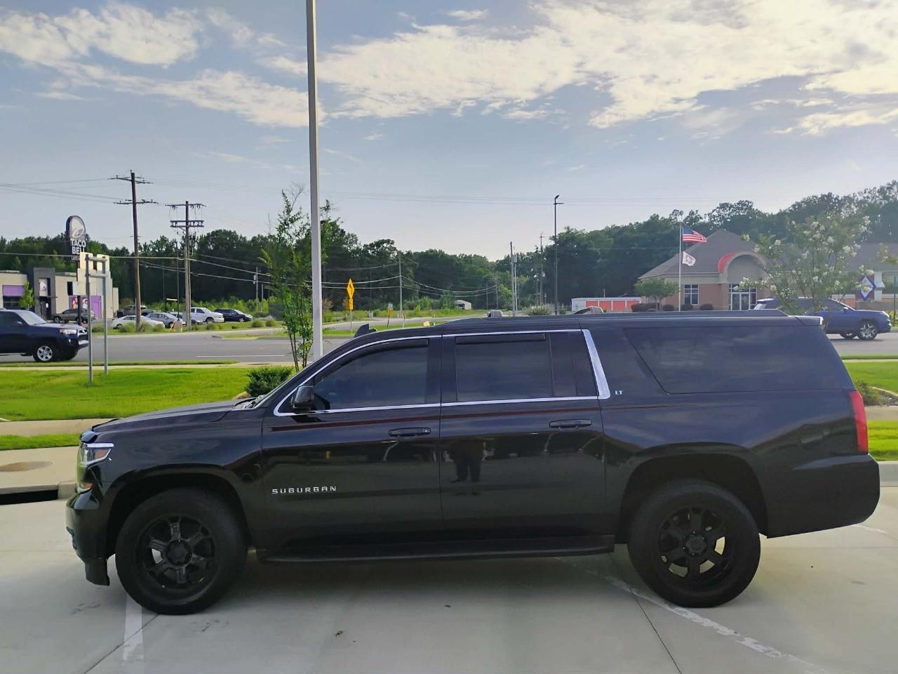 Chevrolet Suburban 4WD 4dr 1500 LT 2017