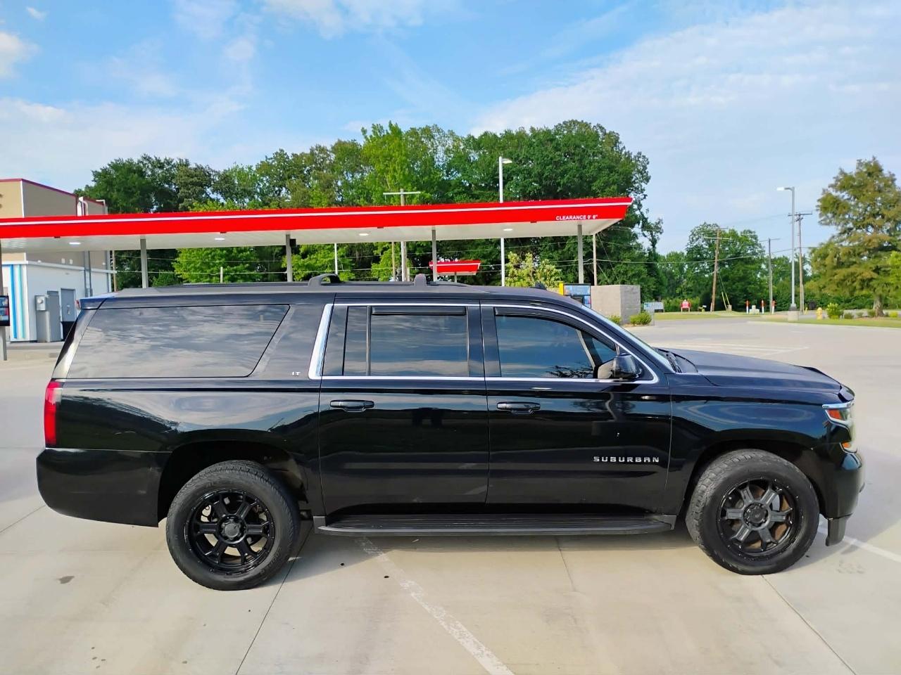 Chevrolet Suburban 4WD 4dr 1500 LT 2017