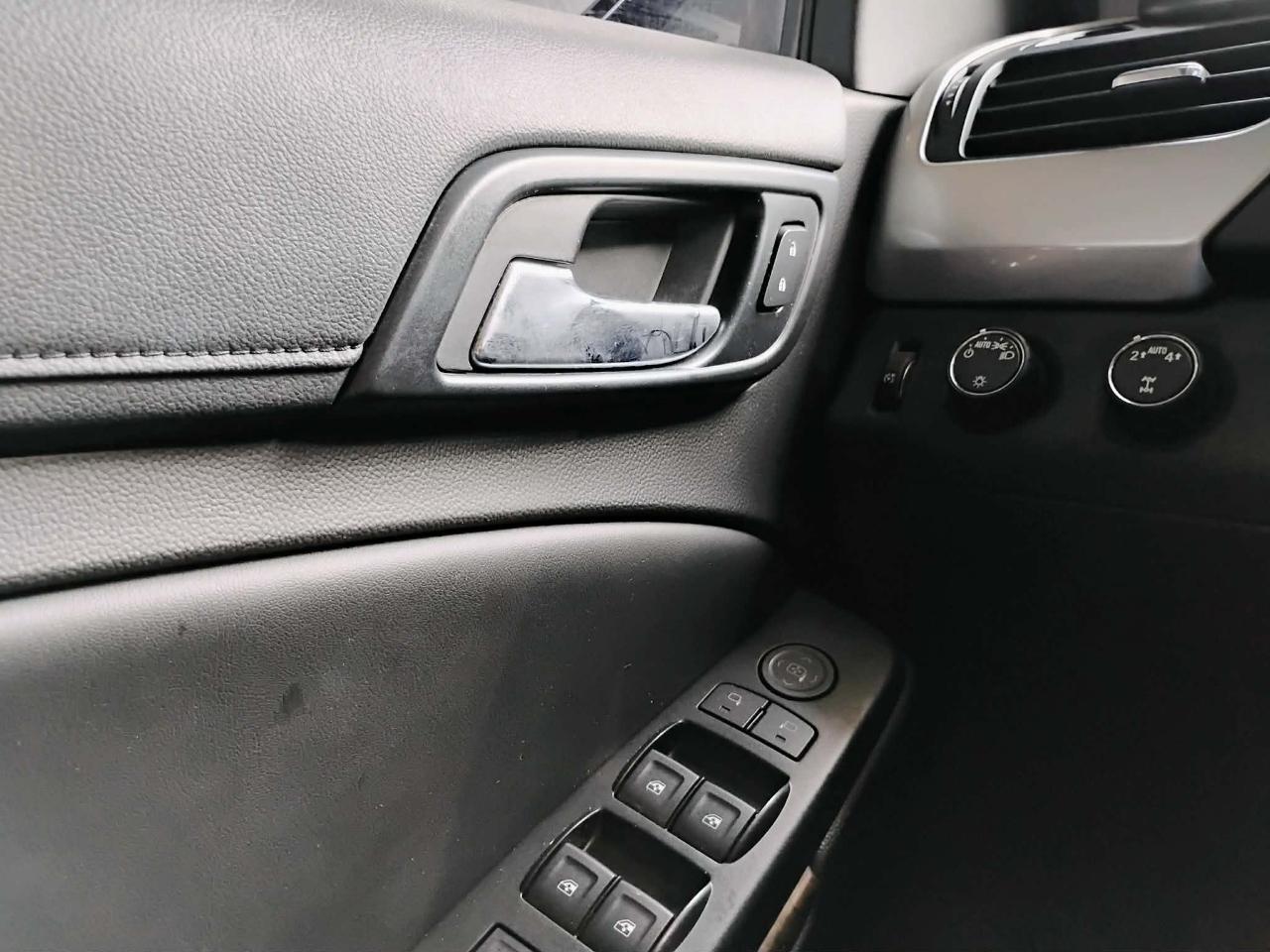 Chevrolet Suburban 4WD 4dr 1500 LT 2017