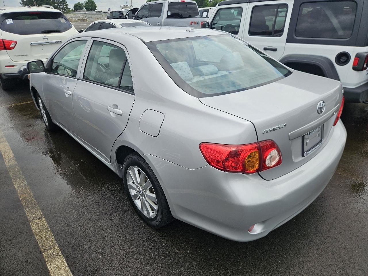 Toyota Corolla 4dr Sdn Man (Natl) 2010