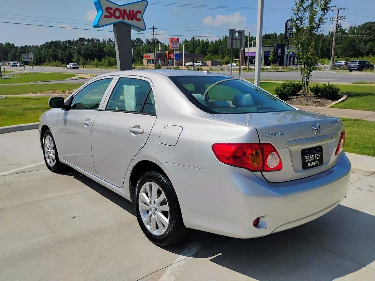 Toyota Corolla 4dr Sdn Man (Natl) 2010