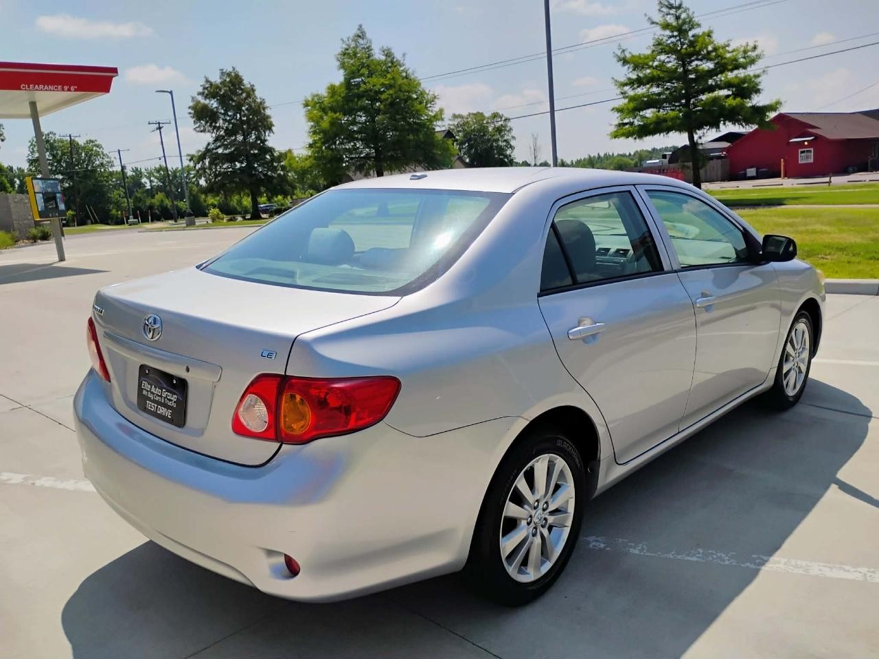 Toyota Corolla 4dr Sdn Man (Natl) 2010