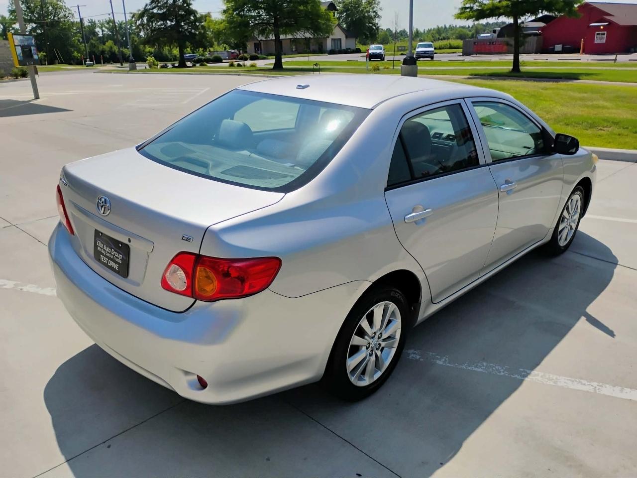 Toyota Corolla 4dr Sdn Man (Natl) 2010