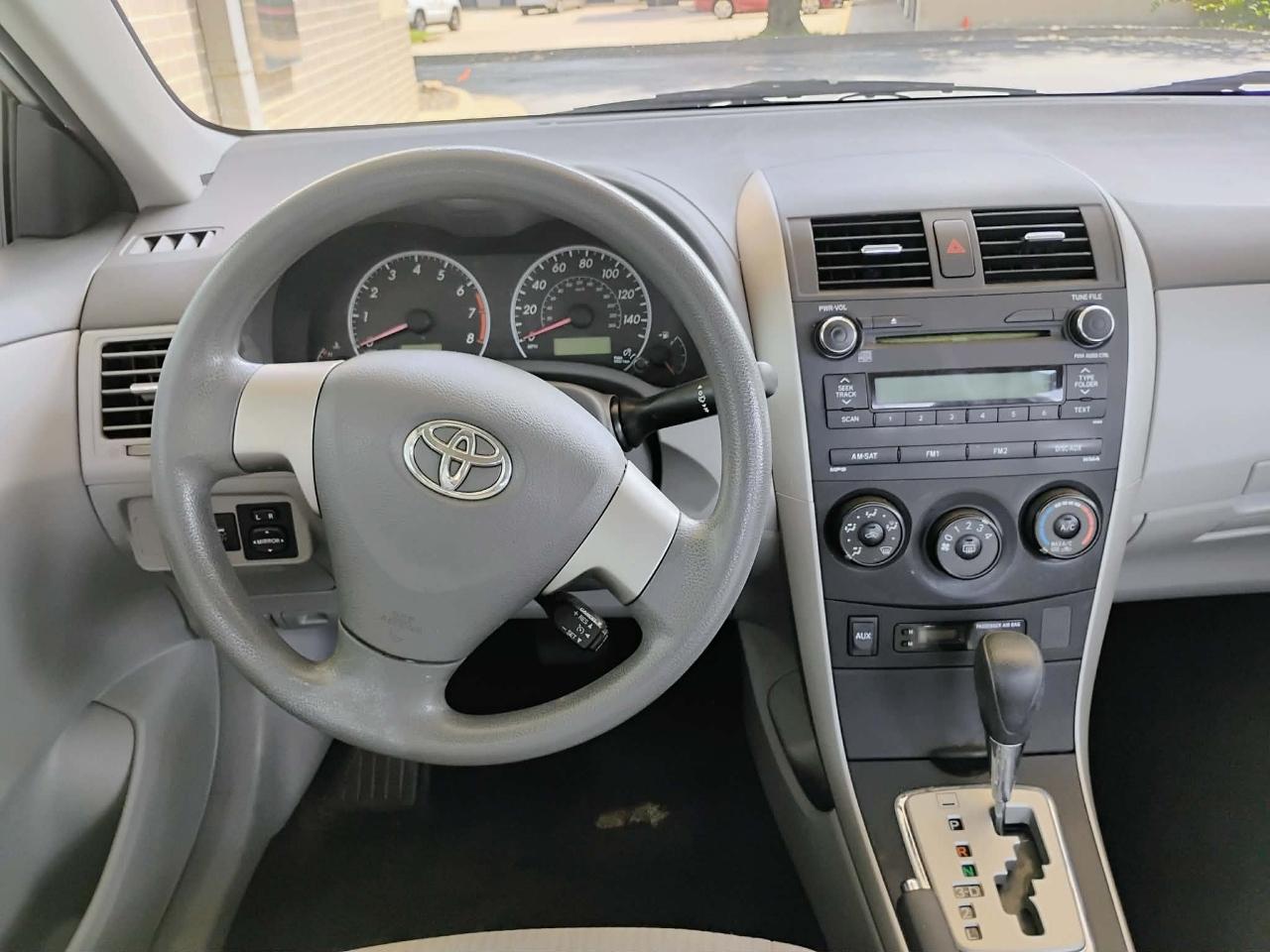 Toyota Corolla 4dr Sdn Man (Natl) 2010