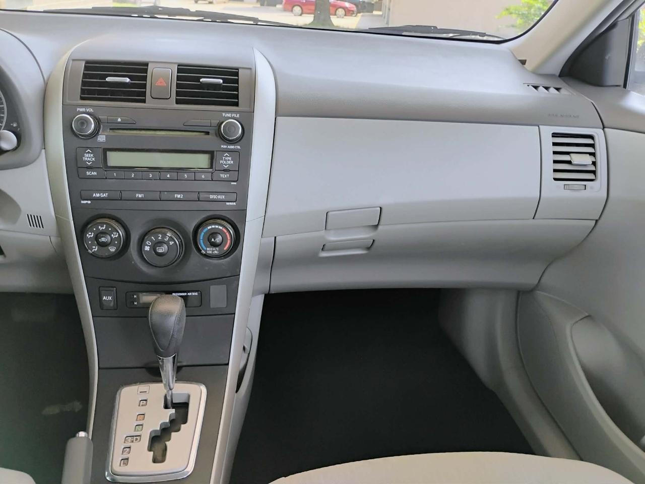 Toyota Corolla 4dr Sdn Man (Natl) 2010