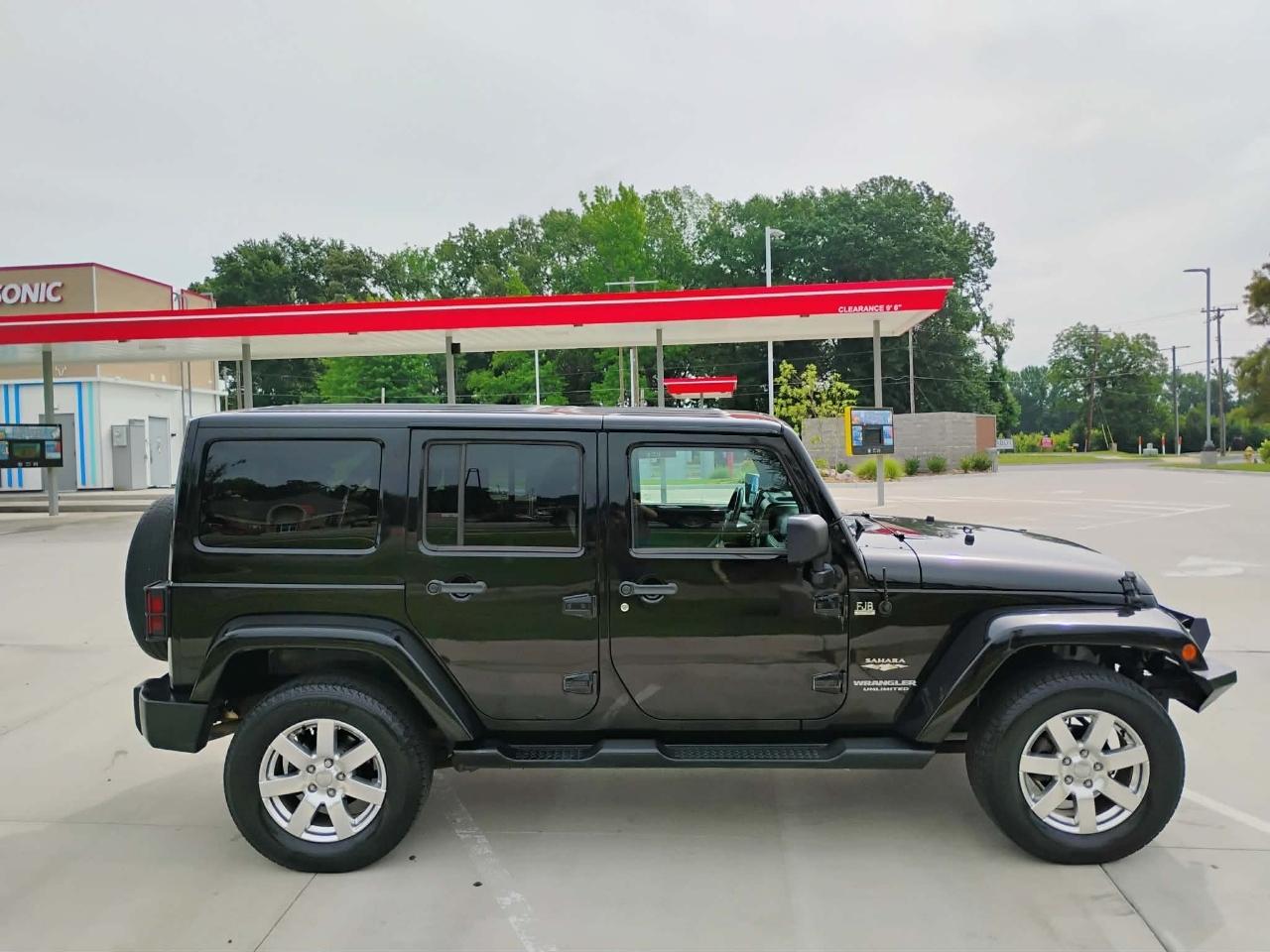 Jeep Wrangler Unlimited 4WD 4dr Sahara 2013