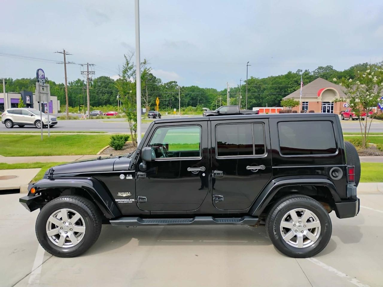 Jeep Wrangler Unlimited 4WD 4dr Sahara 2013