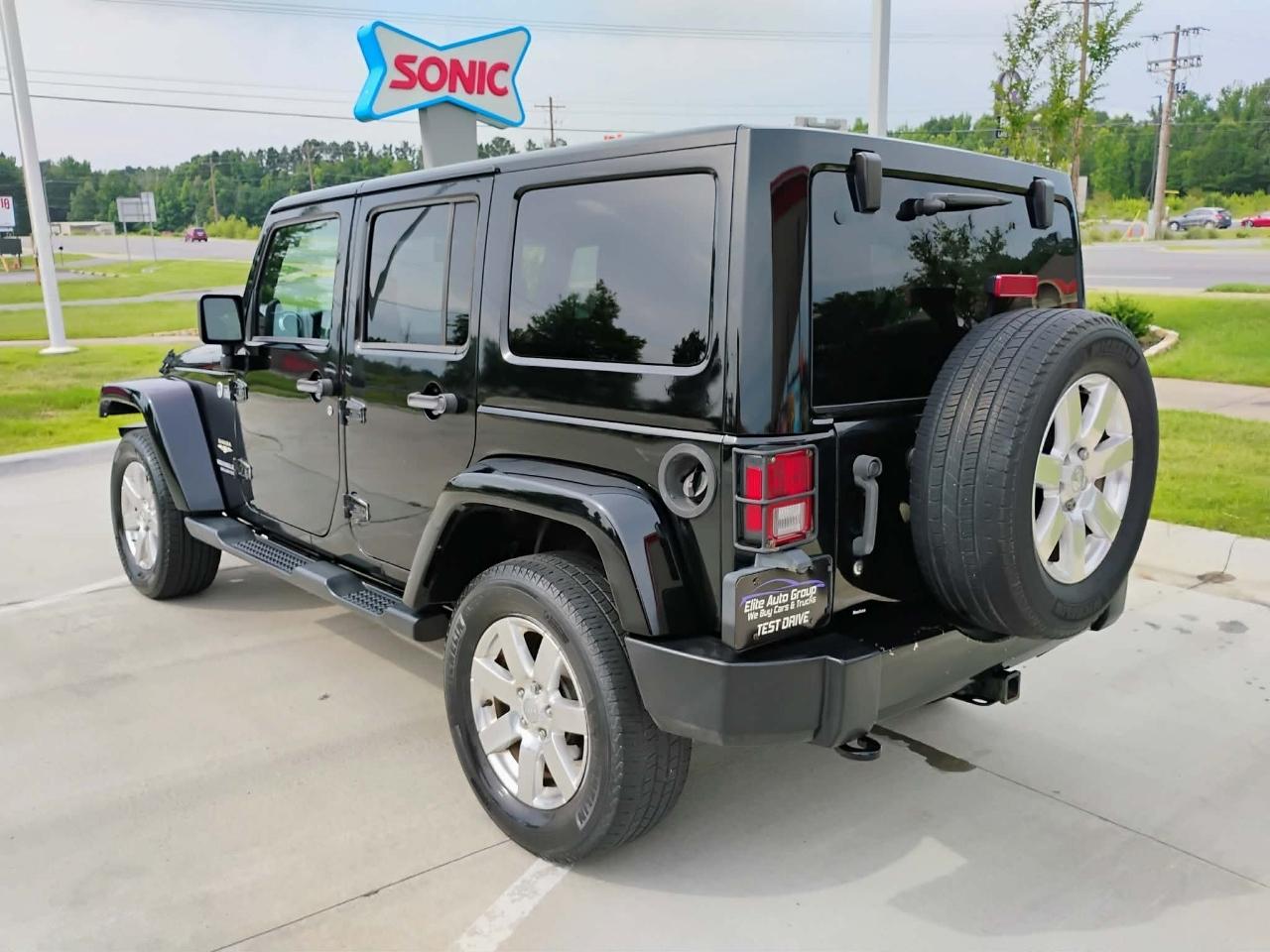 Jeep Wrangler Unlimited 4WD 4dr Sahara 2013