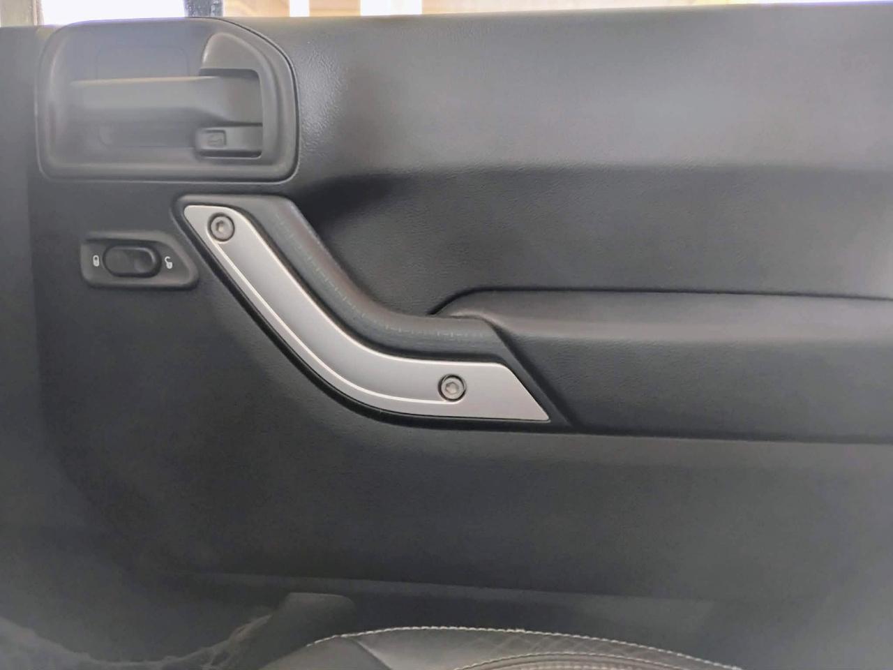 Jeep Wrangler Unlimited 4WD 4dr Sahara 2013