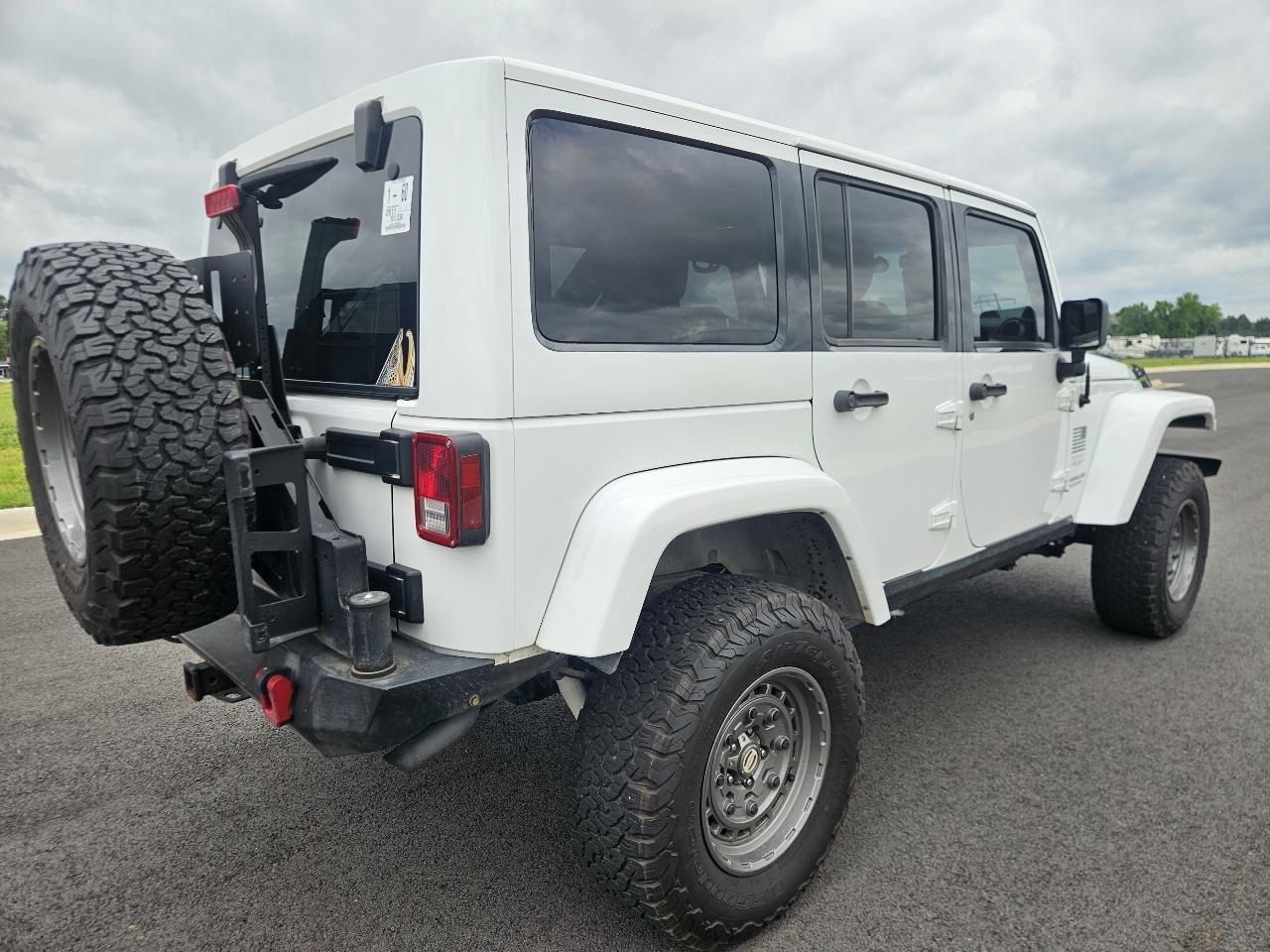 Jeep Wrangler Unlimited 4WD 4dr Sahara 2011