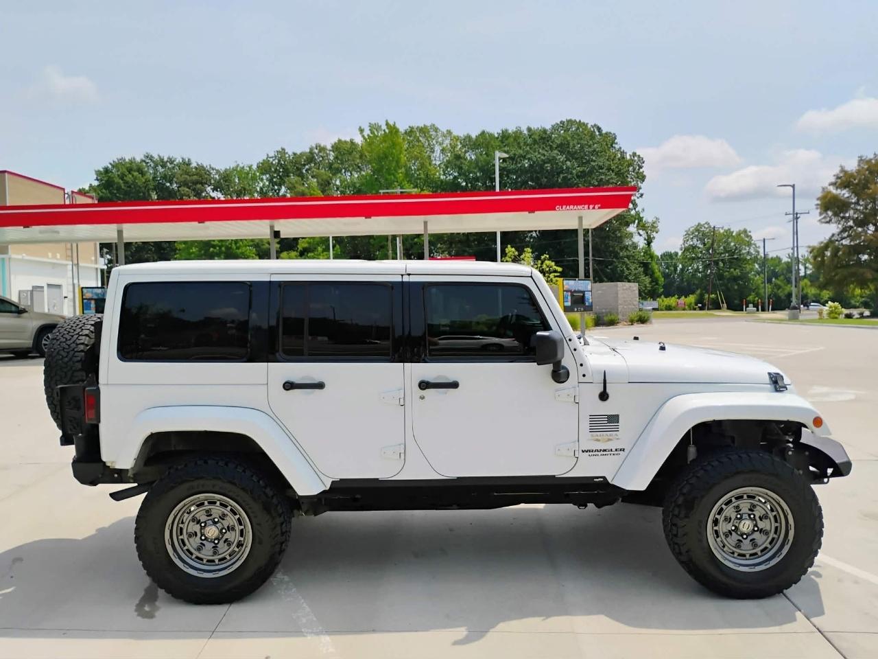 Jeep Wrangler Unlimited 4WD 4dr Sahara 2011