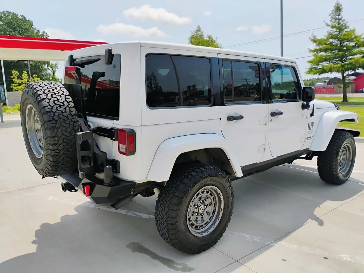 Jeep Wrangler Unlimited 4WD 4dr Sahara 2011