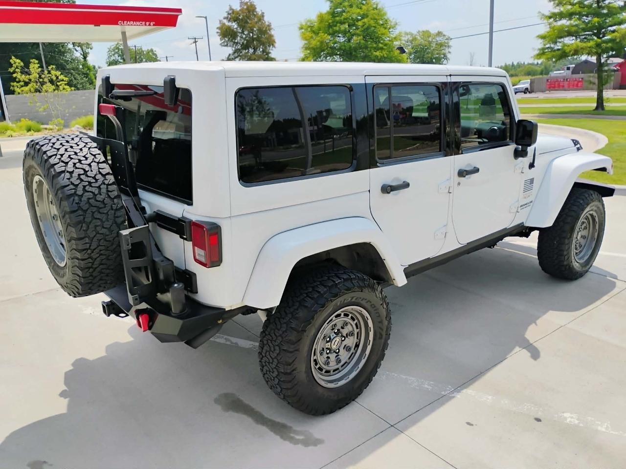 Jeep Wrangler Unlimited 4WD 4dr Sahara 2011