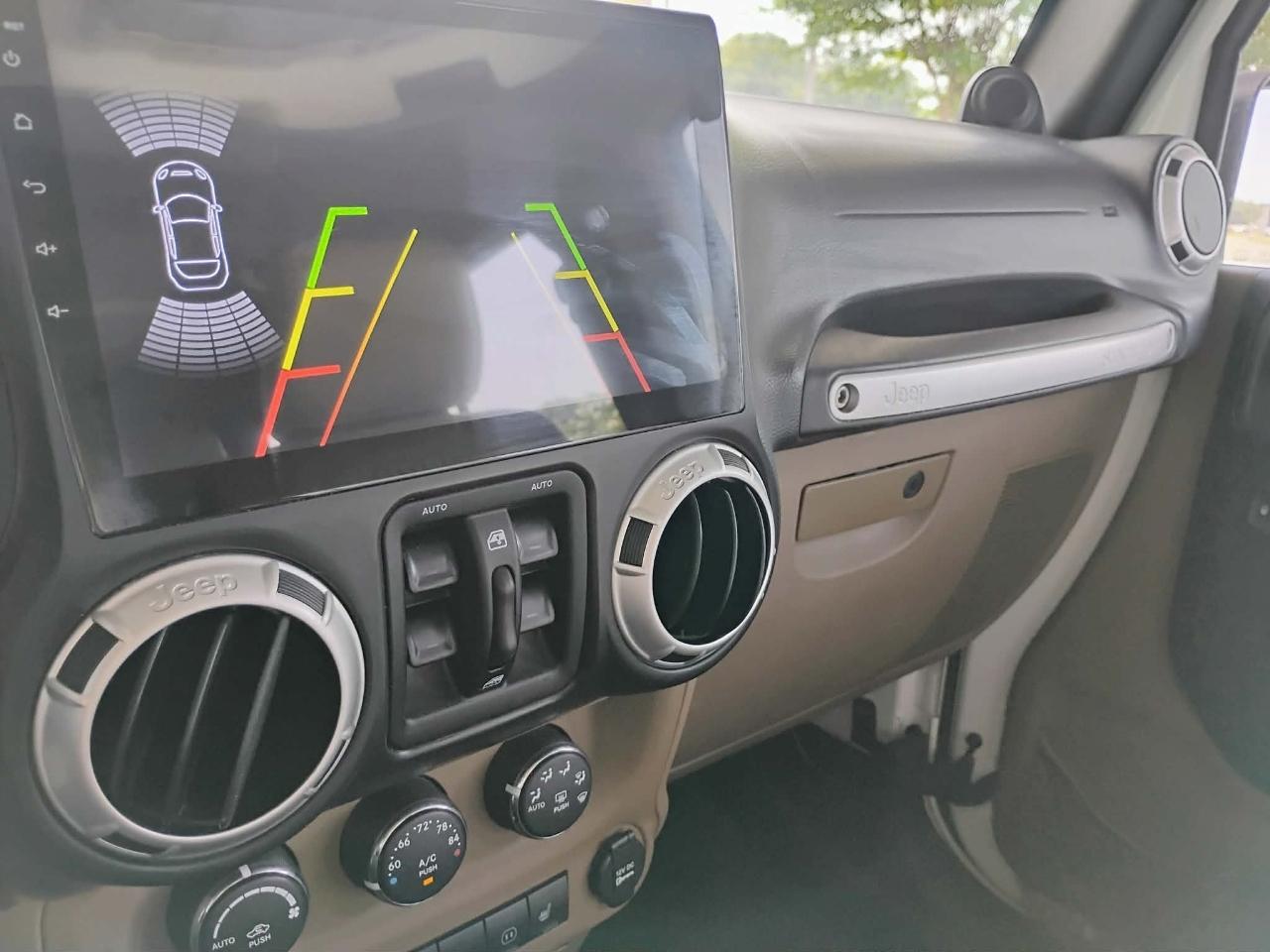 Jeep Wrangler Unlimited 4WD 4dr Sahara 2011