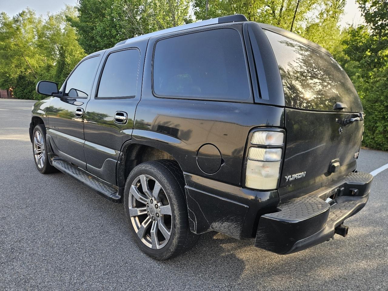 GMC Yukon Denali 4dr AWD 2006