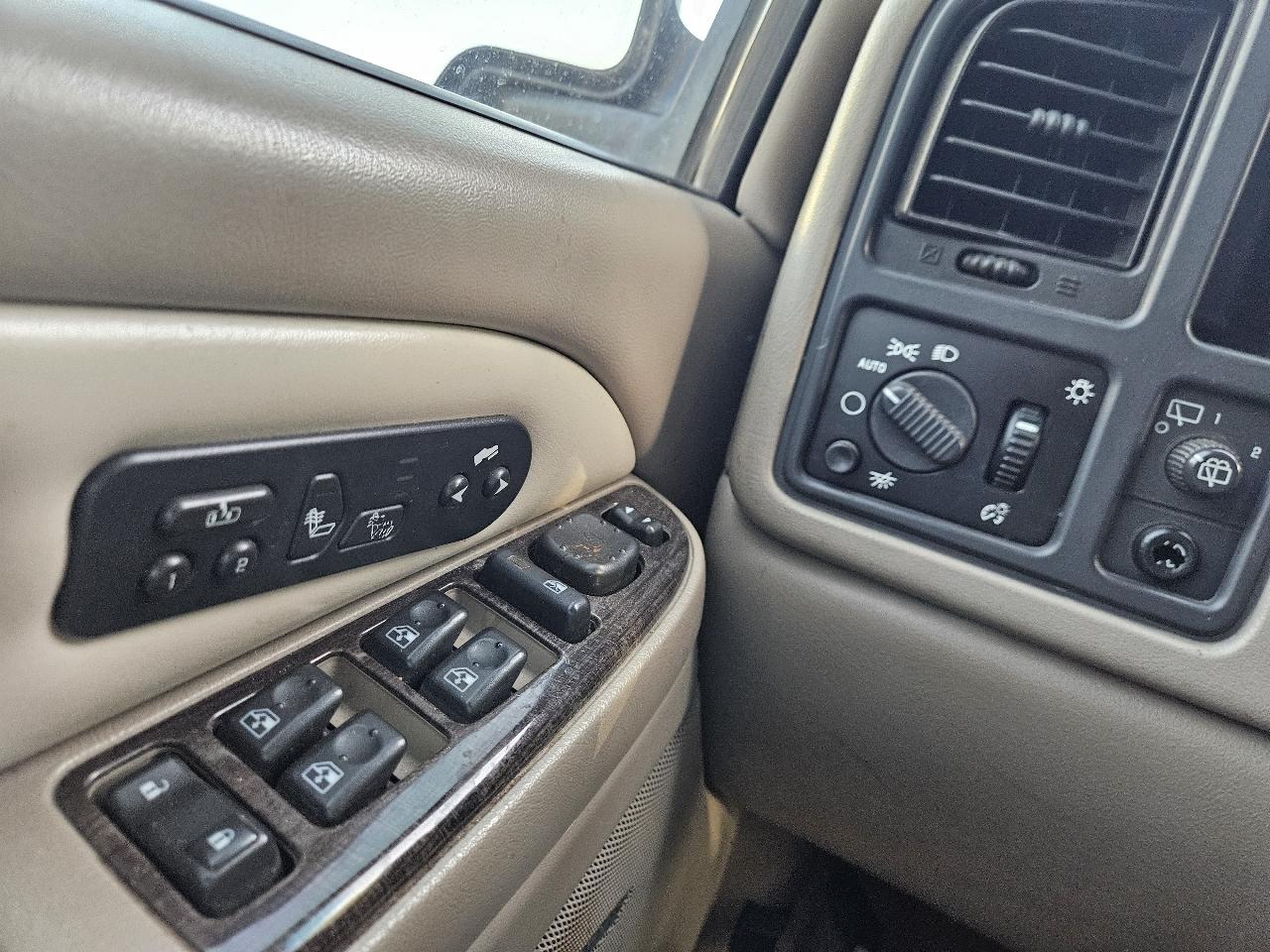 GMC Yukon Denali 4dr AWD 2006