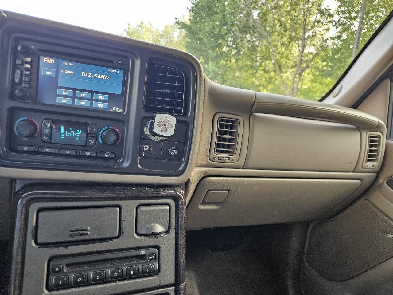 GMC Yukon Denali 4dr AWD 2006