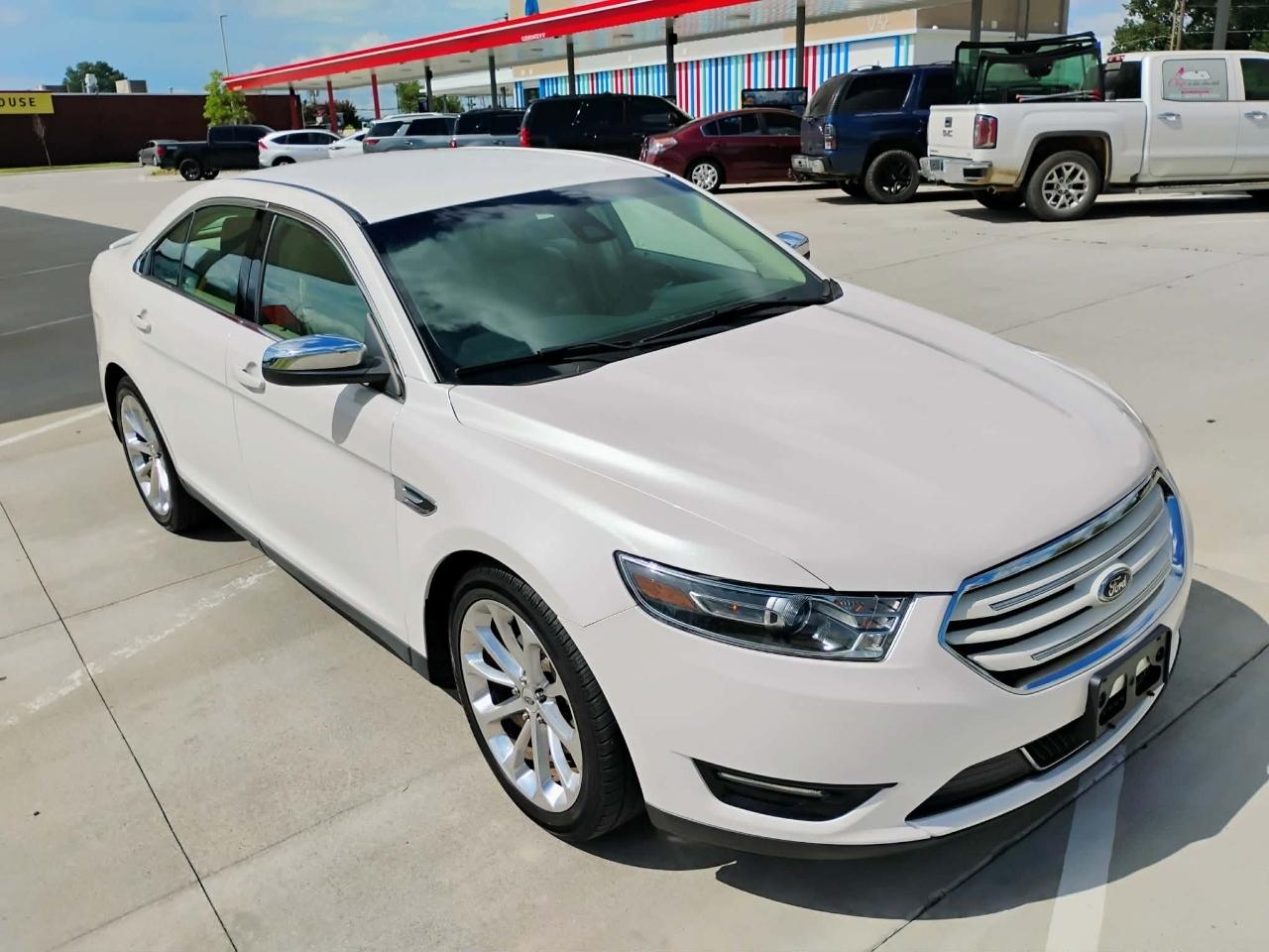 Ford Taurus Limited FWD 2018