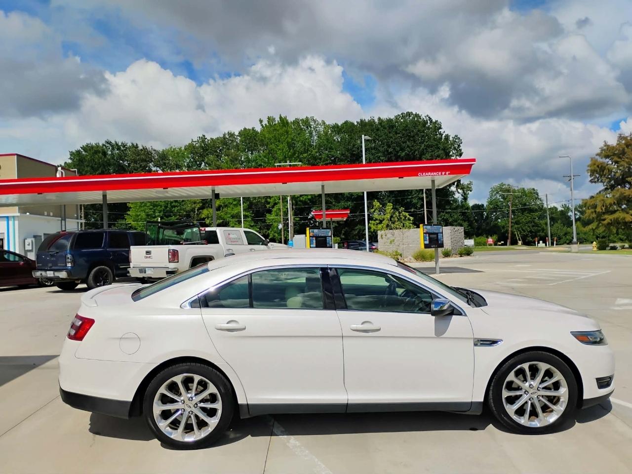 Ford Taurus Limited FWD 2018