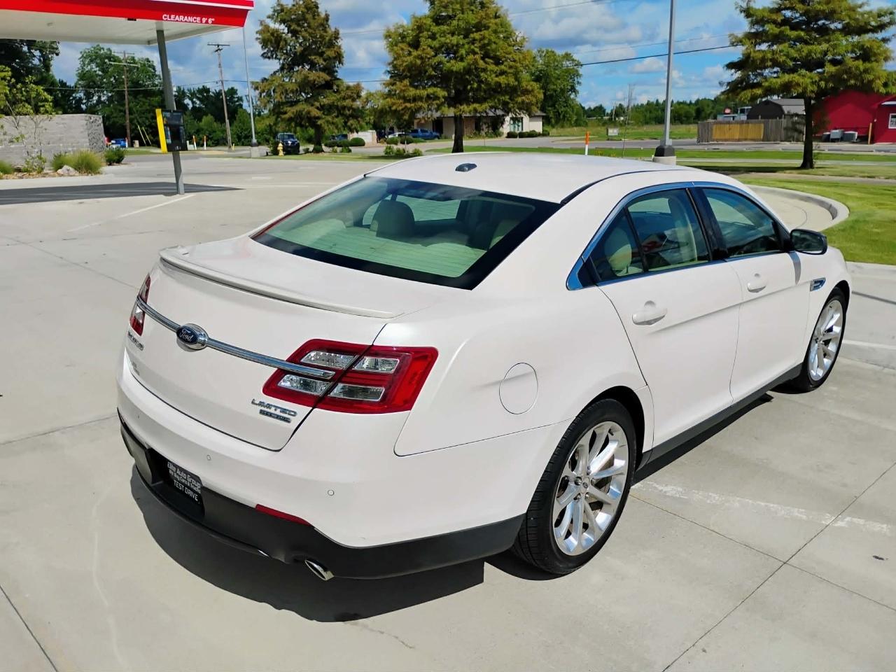 Ford Taurus Limited FWD 2018